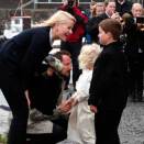 The Crown Prince and Crown Princess were met with flowers by Mia-Marit Stine Nilsen og Markus Botn (Photo: Bjørn Sigurdsøn, Scanpix)